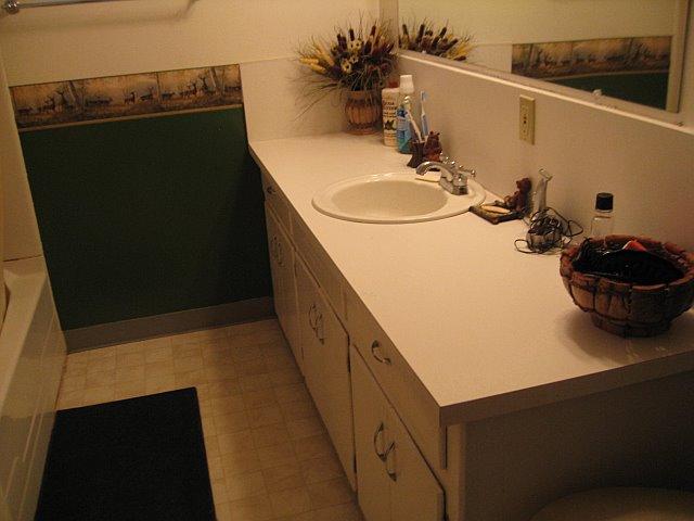 2685 Tremonto Road Anderson, CA 96007 - Photo 11 of 11 Hall bathroom
