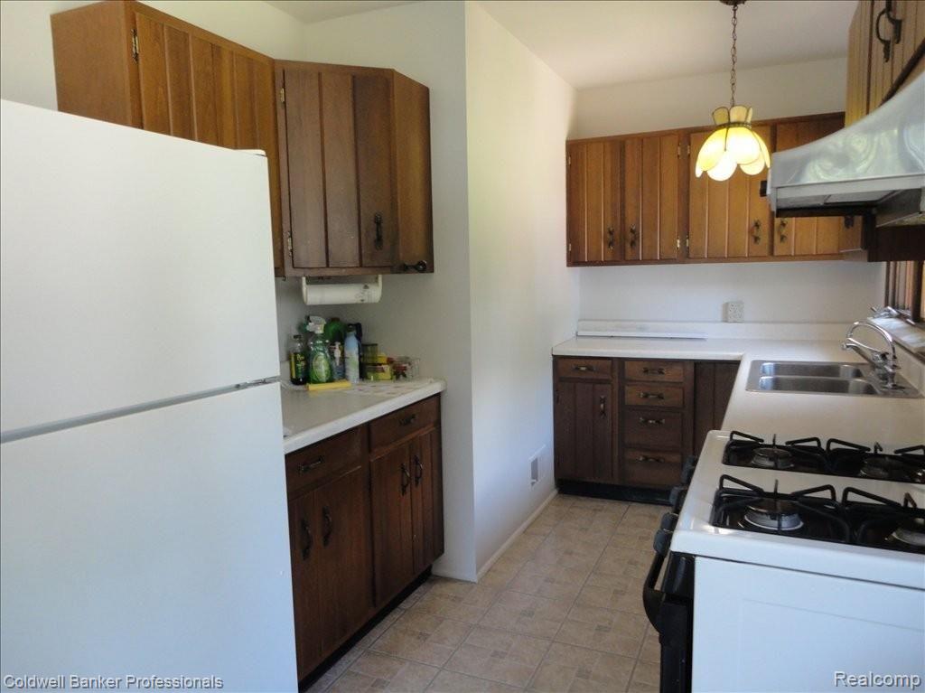 2195 Pleasant Ridge Howell, MI 48843 - Photo 10 of 25 KITCHEN