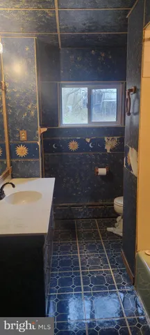 a bathroom with a toilet