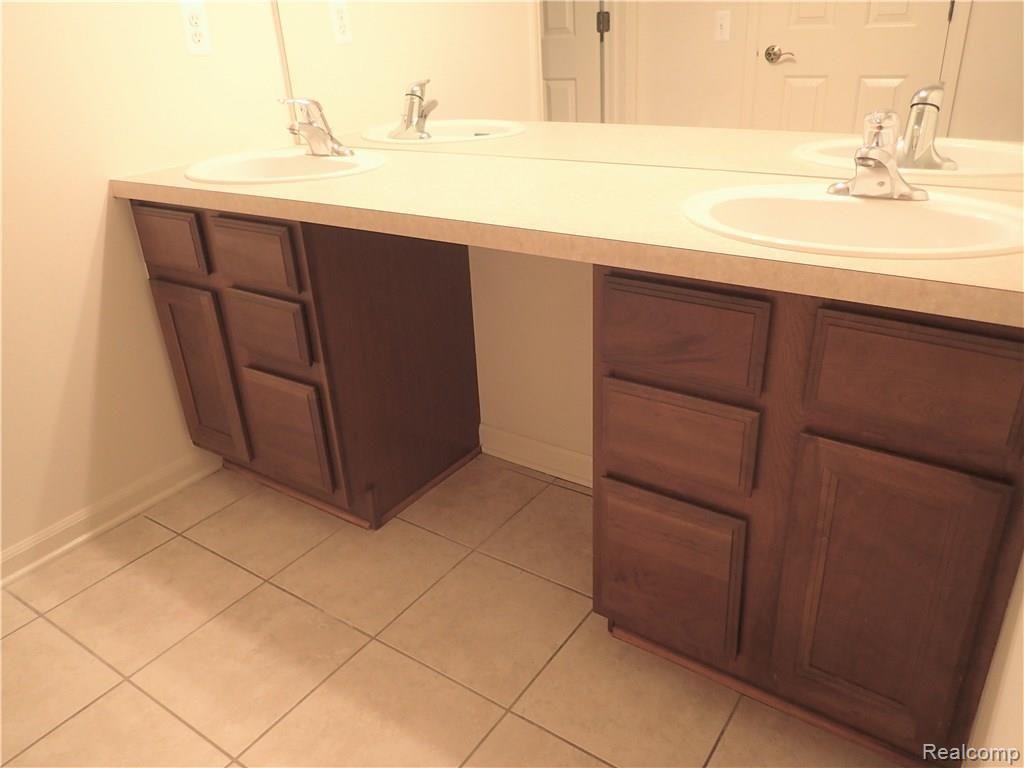 638 Telya Ridge, Unit 27 Milford, MI 48381 - Photo 33 of 54 PC070039.JPG
