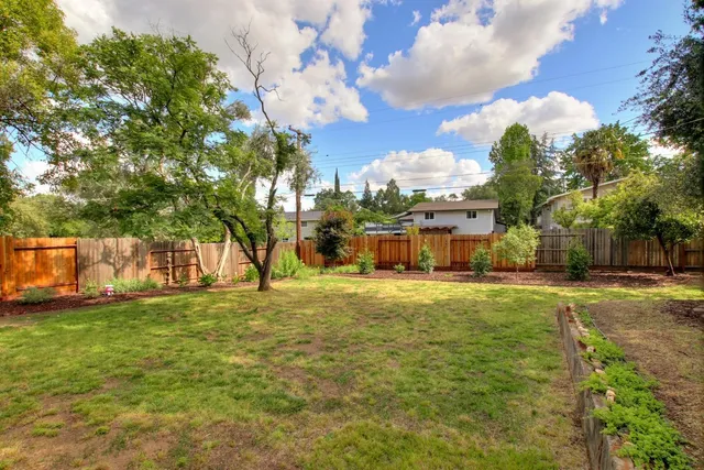 a view of a yard with a house