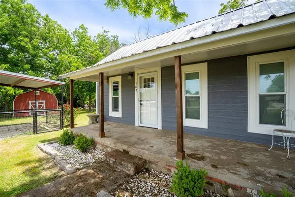 a view of a house with backyard and porch