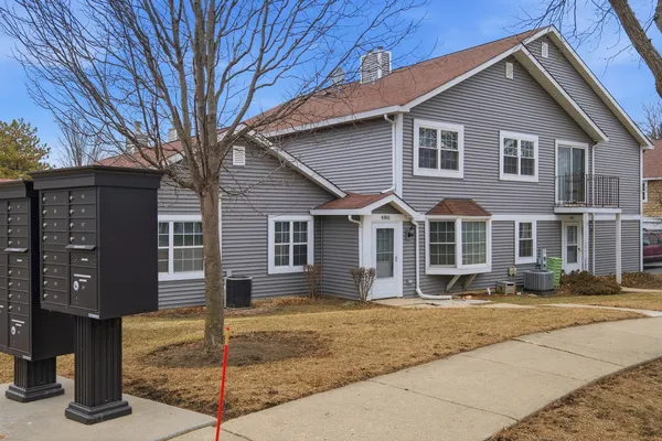 $2,250 | 460 North Lake Shore Drive, Unit 460, Palatine, IL 60067