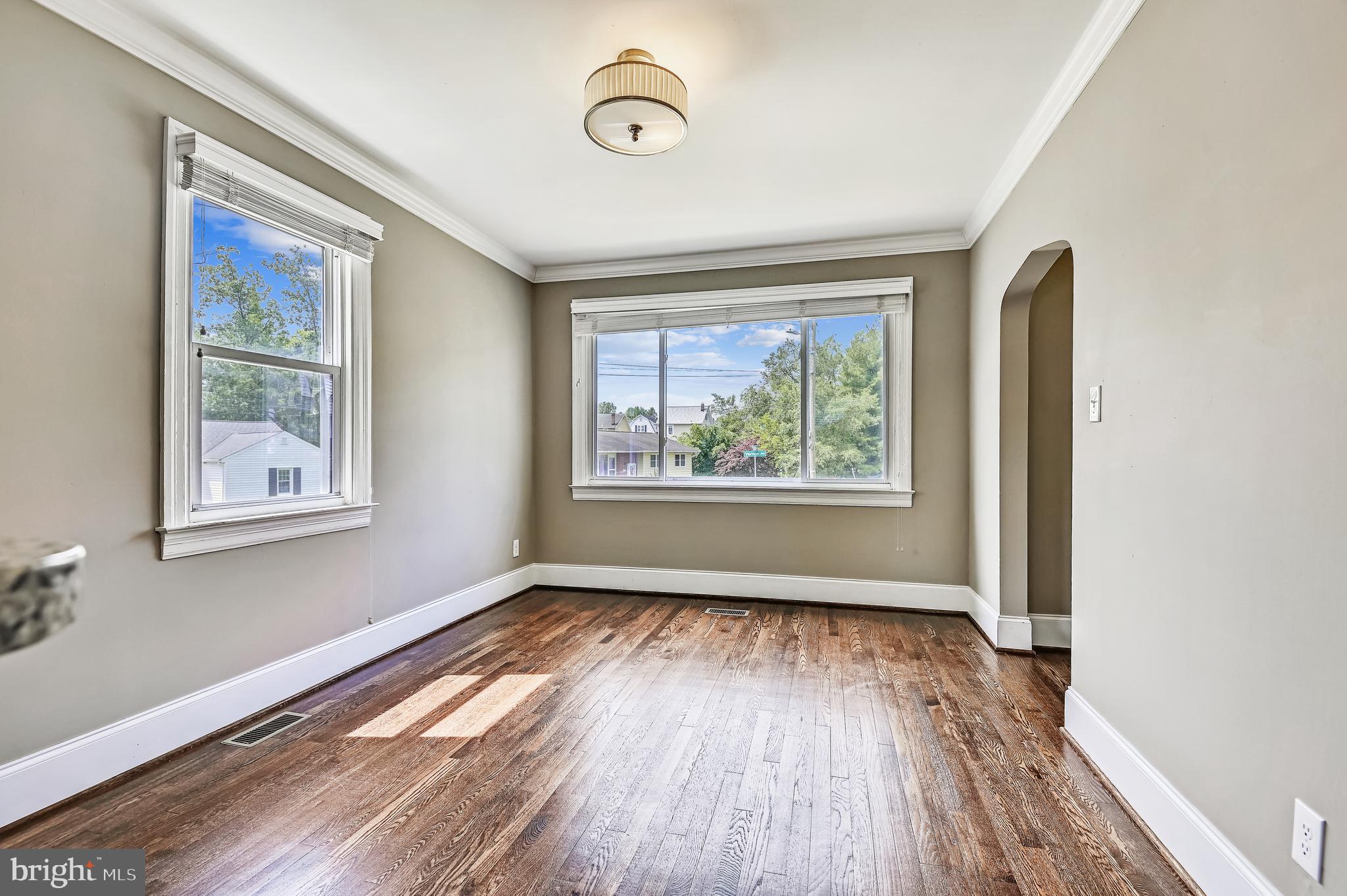 1111 Vernon Avenue Baltimore, MD 21229 - Photo 11 of 27 Dining room