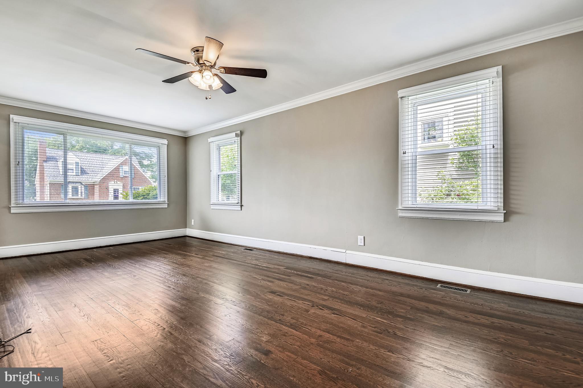 1111 Vernon Avenue Baltimore, MD 21229 - Photo 12 of 27 Living room