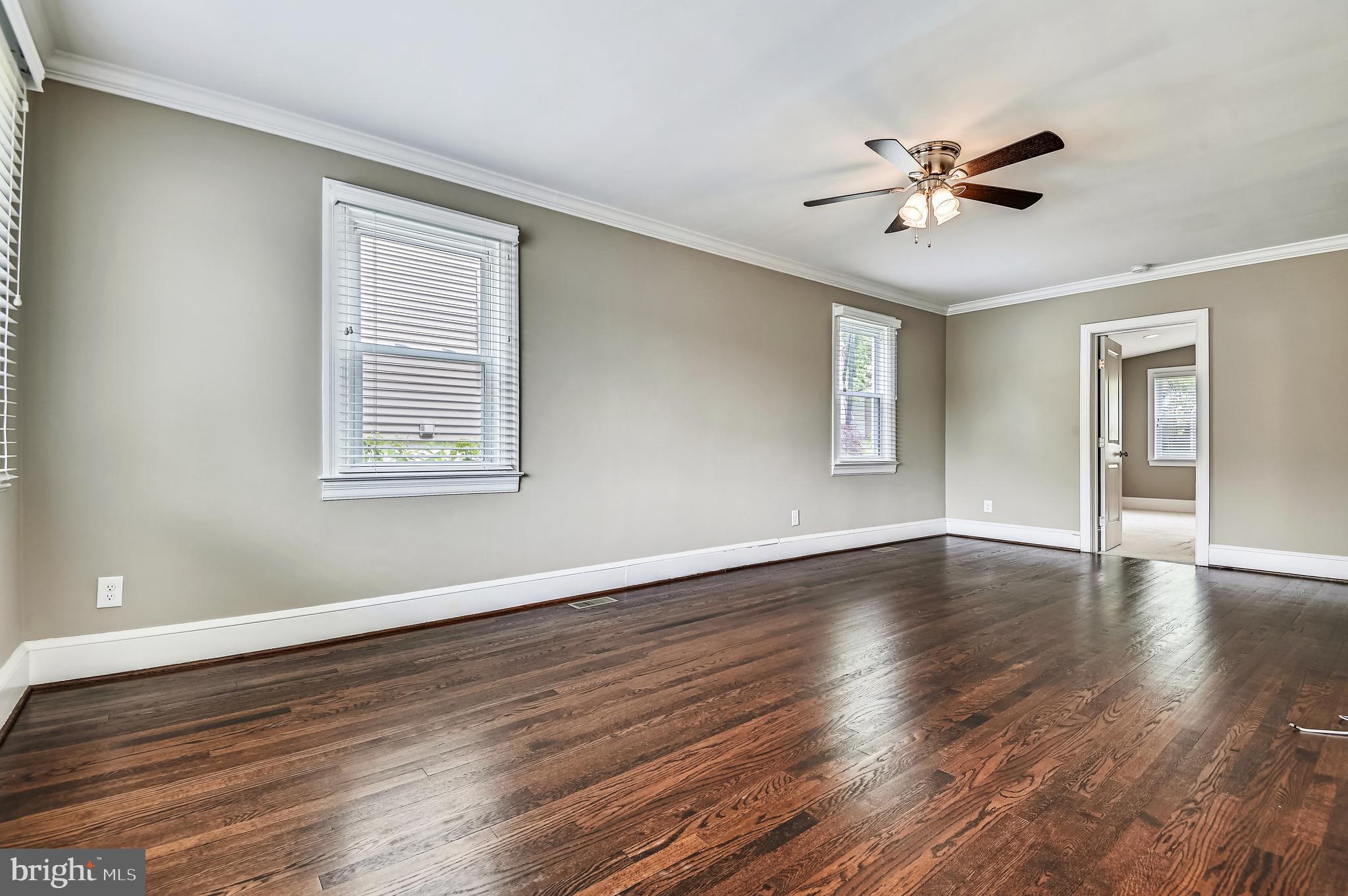 1111 Vernon Avenue Baltimore, MD 21229 - Photo 13 of 27 Living room