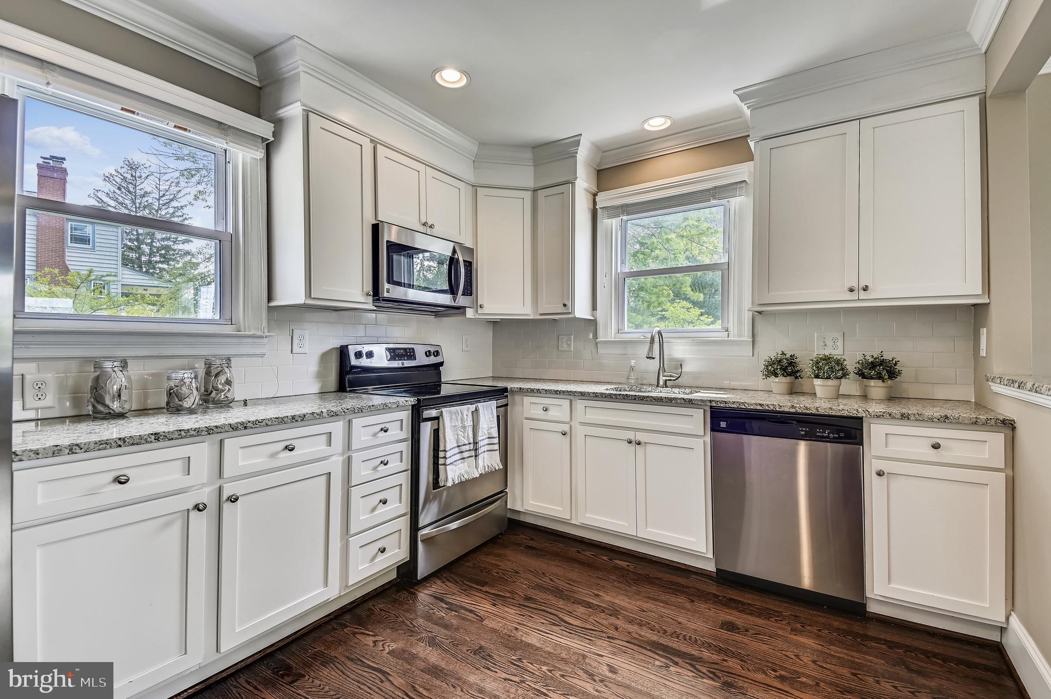 1111 Vernon Avenue Baltimore, MD 21229 - Photo 9 of 27 Kitchen