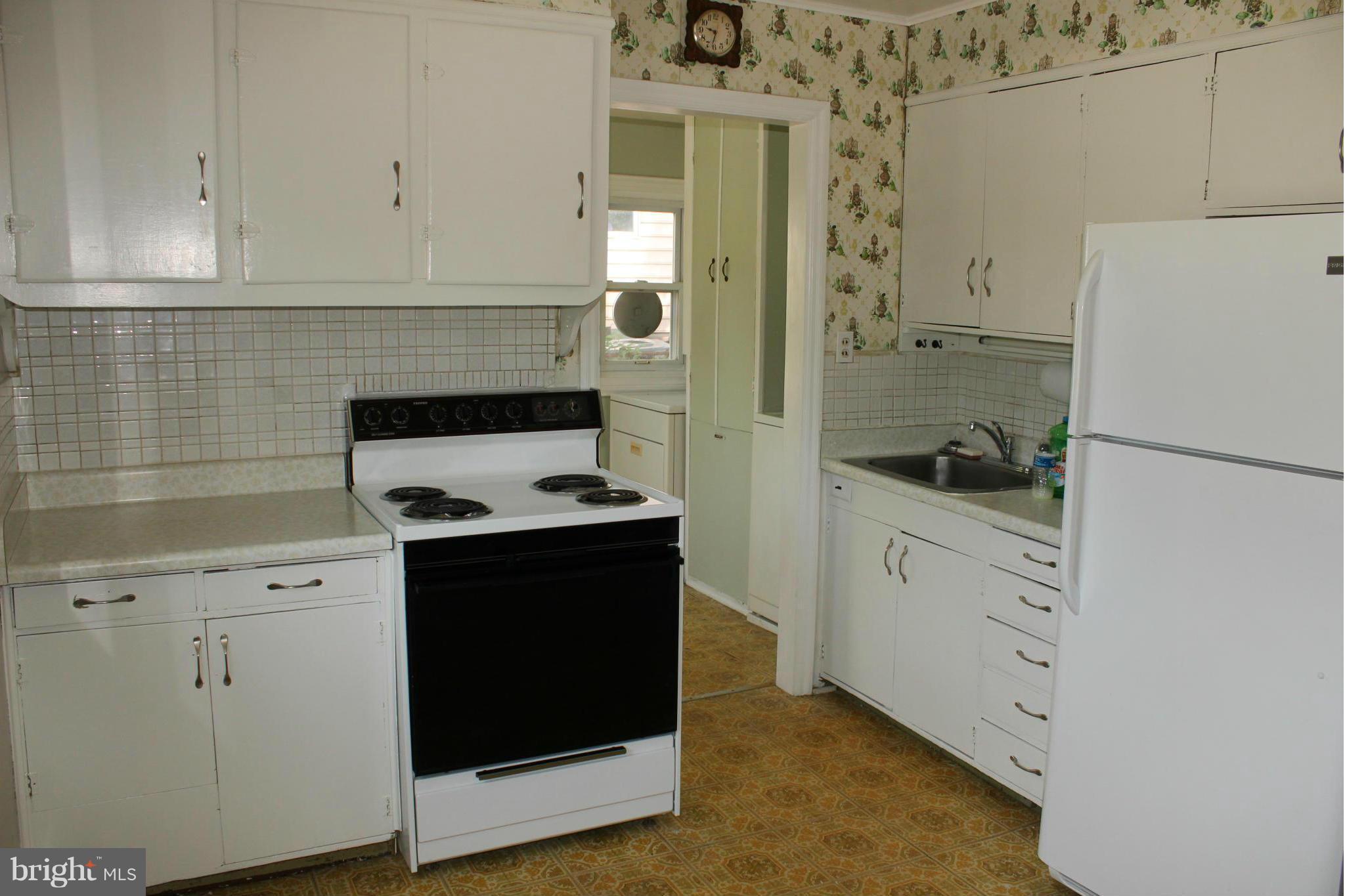 7726 Garrison Road Hyattsville, MD 20784 - Photo 5 of 25 Clean, white appliances