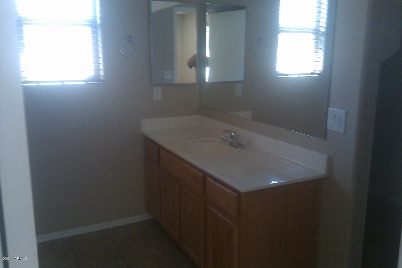 1642 West Pecan Road Phoenix, AZ 85041 - Photo 4 of 6 bath