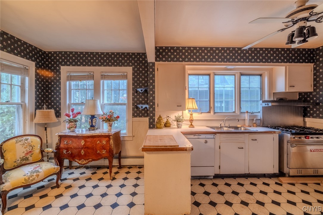 628 Rugby Road Syracuse, NY 13203 - Photo 12 of 47