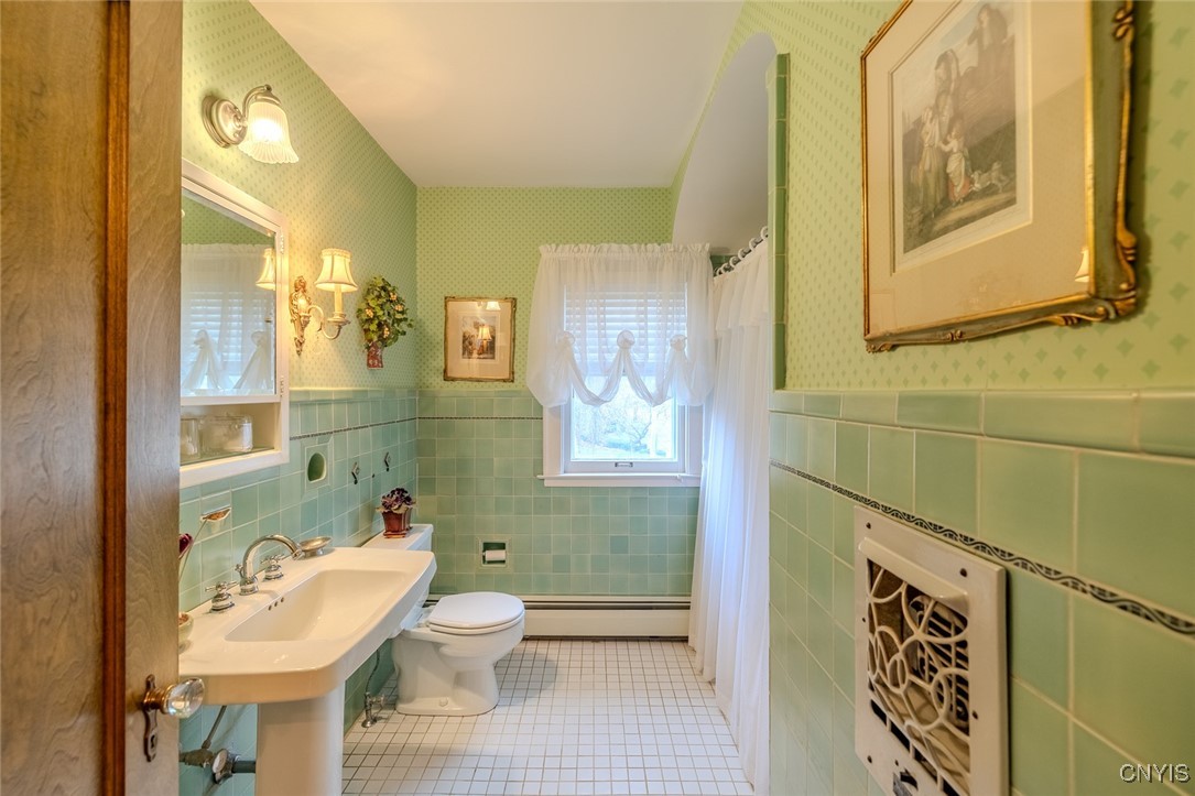 628 Rugby Road Syracuse, NY 13203 - Photo 15 of 47 Second Floor Full Bath