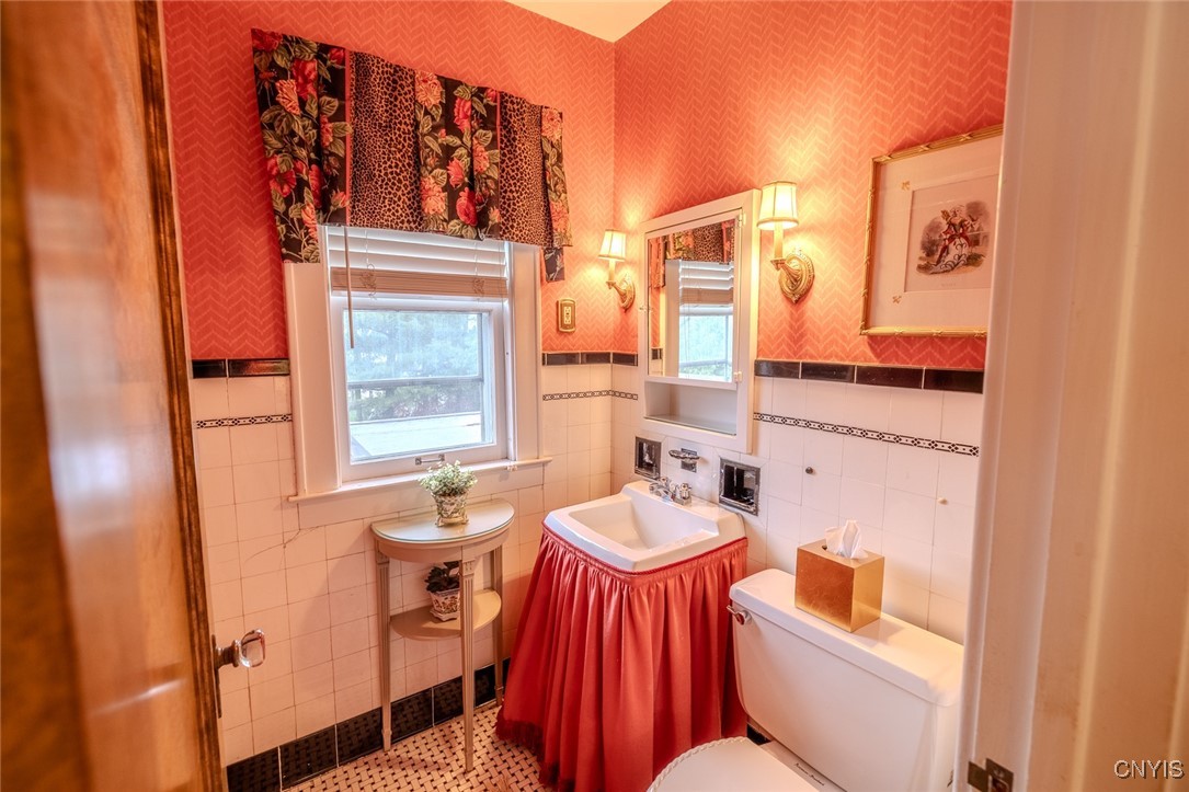 628 Rugby Road Syracuse, NY 13203 - Photo 19 of 47 Primary Bath