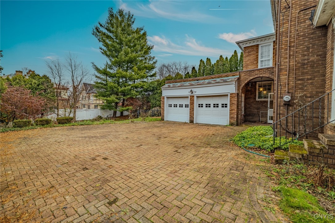 628 Rugby Road Syracuse, NY 13203 - Photo 40 of 47 Driveway/Garage