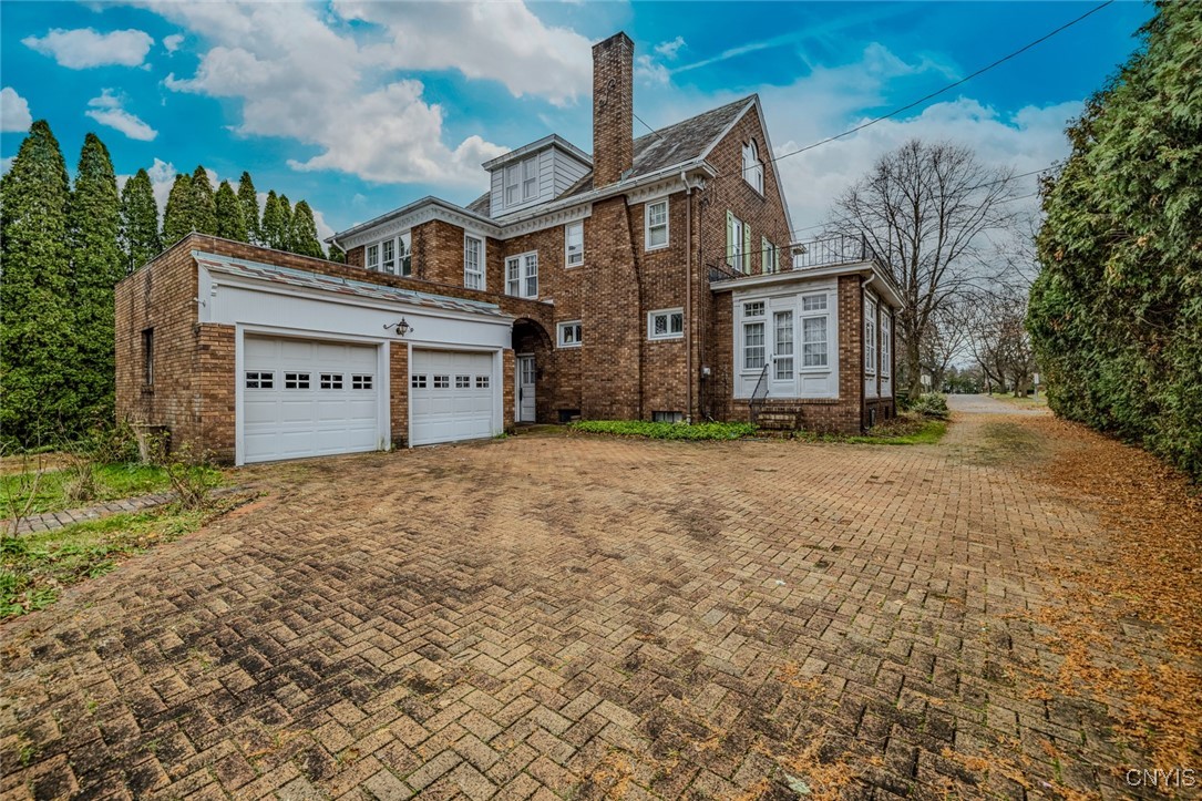 628 Rugby Road Syracuse, NY 13203 - Photo 41 of 47 Driveway Garage