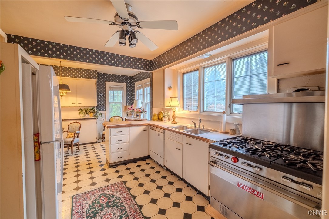 628 Rugby Road Syracuse, NY 13203 - Photo 10 of 47