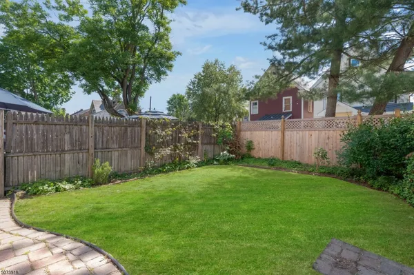 a view of a back yard