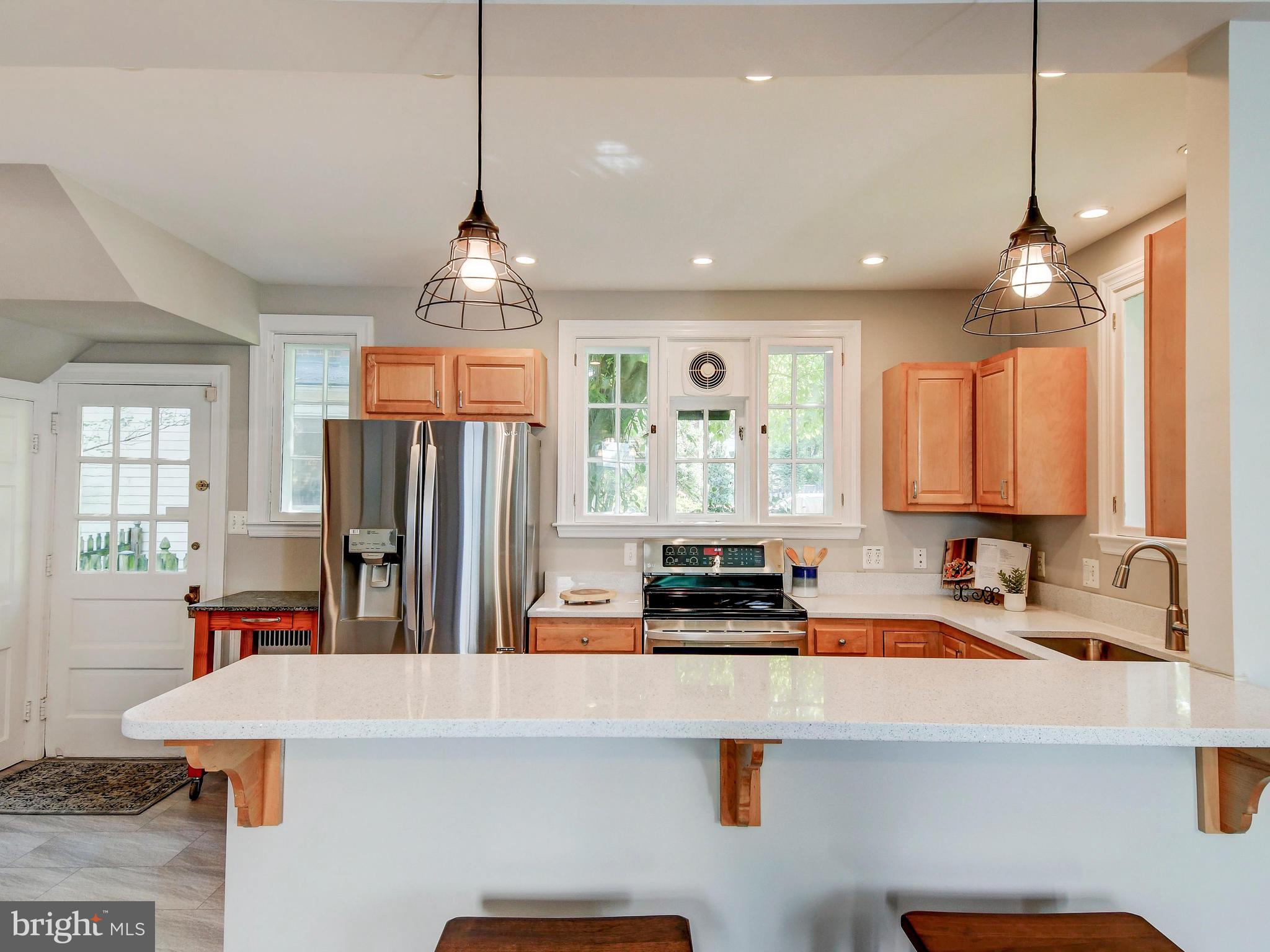 323 Taplow Road Baltimore, MD 21212 - Photo 17 of 41 Kitchen with Breakfast Bar