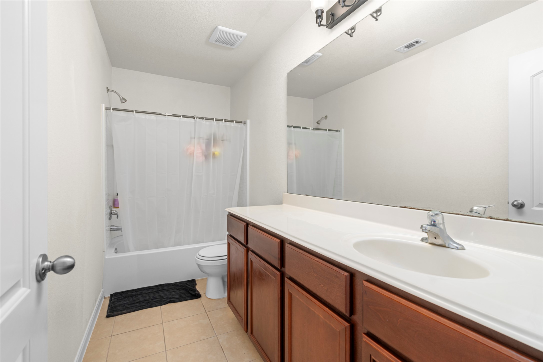 9719 Montana Sapphire Lane Rosharon, TX 77583 - Photo 23 of 40 SEcondary bathroom with tb/shower combo.