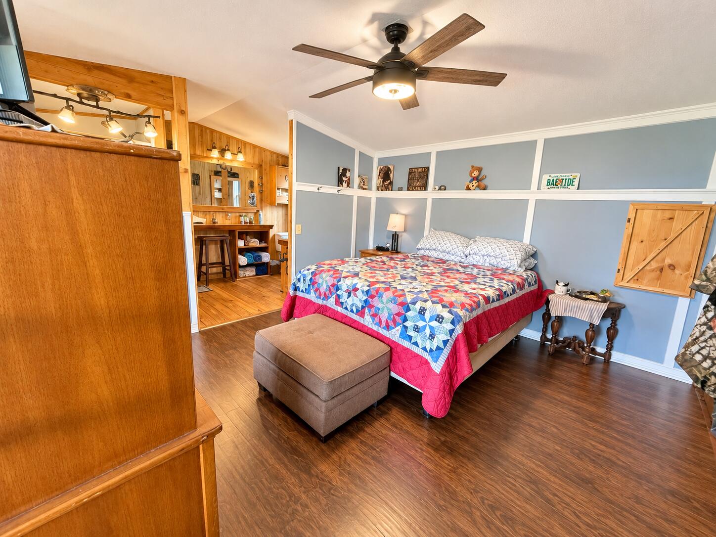 1042 Arbuckle Branch Road Sebring, FL 33870 - Photo 13 of 43 Cozy Cottage Bedroom and Rustic Vanity