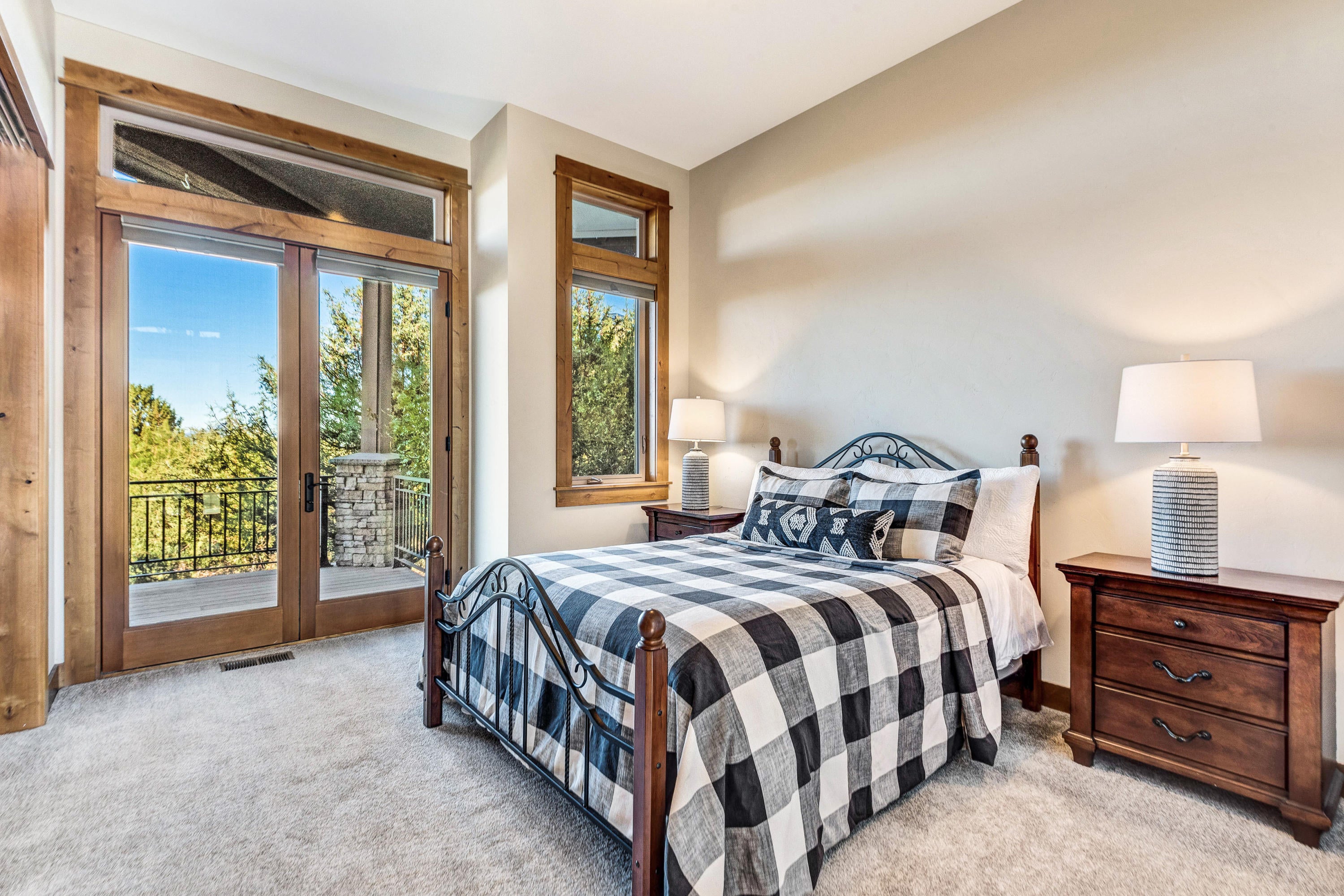 1133 Highland View Loop Redmond, OR 97756 - Photo 29 of 59 Downstairs guest room with door onto deck
