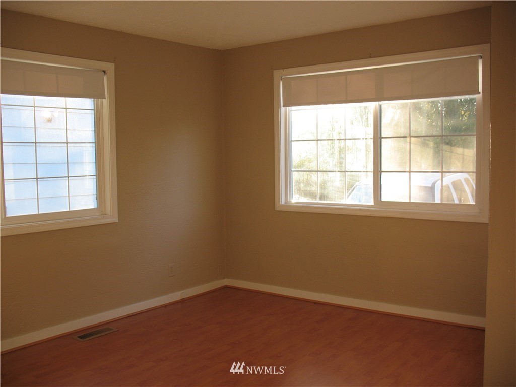 423 Northwest Riddell Road Bremerton, WA 98310 - Photo 4 of 8 Gallery Image 4