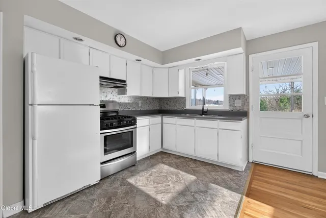 $274,900 | 733 Hudson River Road, Halfmoon, NY 12118