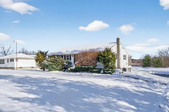 $274,900 | 733 Hudson River Road, Halfmoon, NY 12118