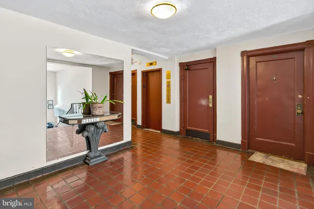 a view of an entryway with a livingroom