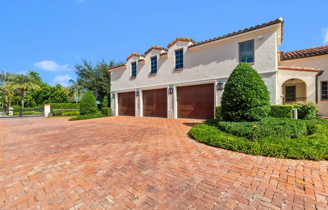 a view of a livingroom with workspace