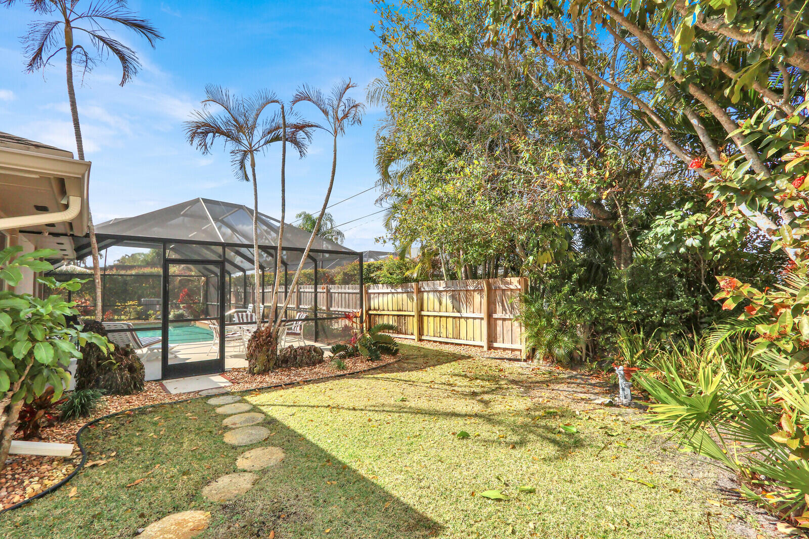 36 Saddleback Road Jupiter, FL 33469 - Photo 29 of 39 Side Yard