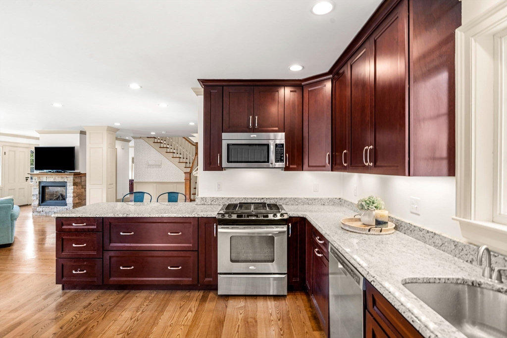 11 Maple Road Chelmsford, MA 01824 - Photo 4 of 40