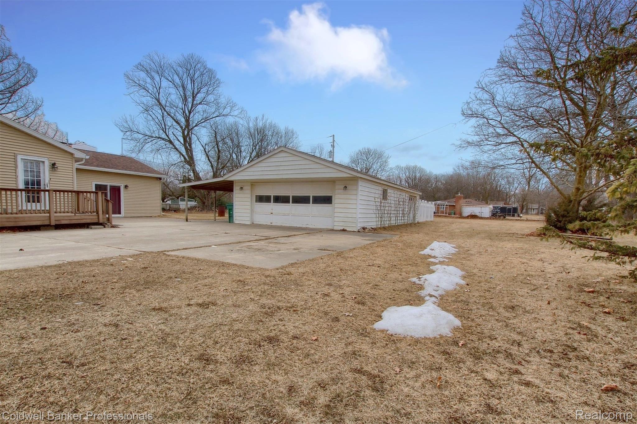 43187 Riggs Road Belleville, MI 48111 - Photo 23 of 29 25-Side Yard.jpg