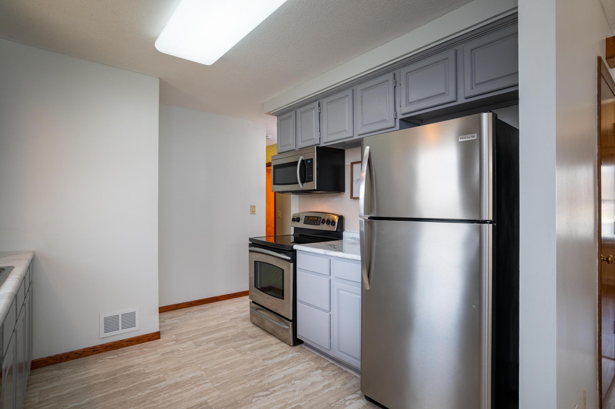 8549 Poplar Bridge Road Bloomington, MN 55437 - Photo 10 of 23
