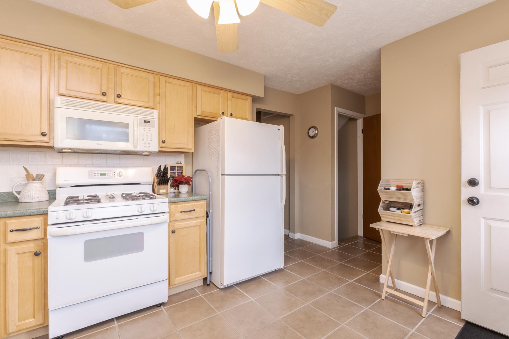 105 East Lincoln Street, Unit K Normal, IL 61761 - Photo 23 of 35 a kitchen with a stove a refrigerator and a sink