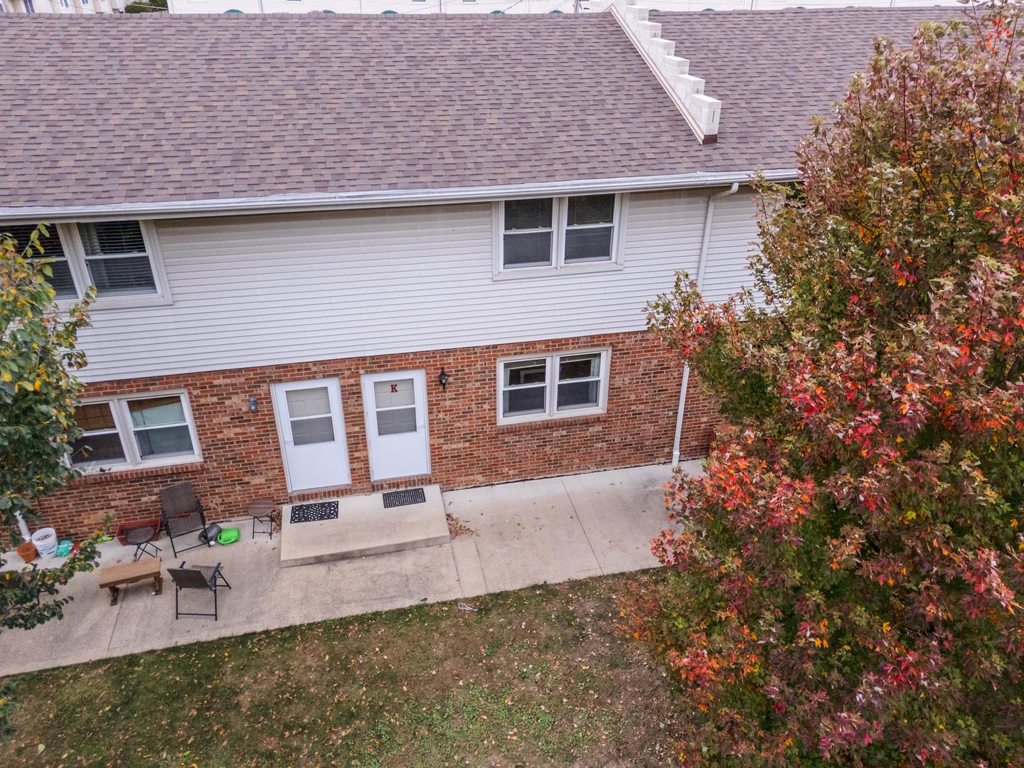 105 East Lincoln Street, Unit K Normal, IL 61761 - Photo 10 of 35 a front view of a house with garden