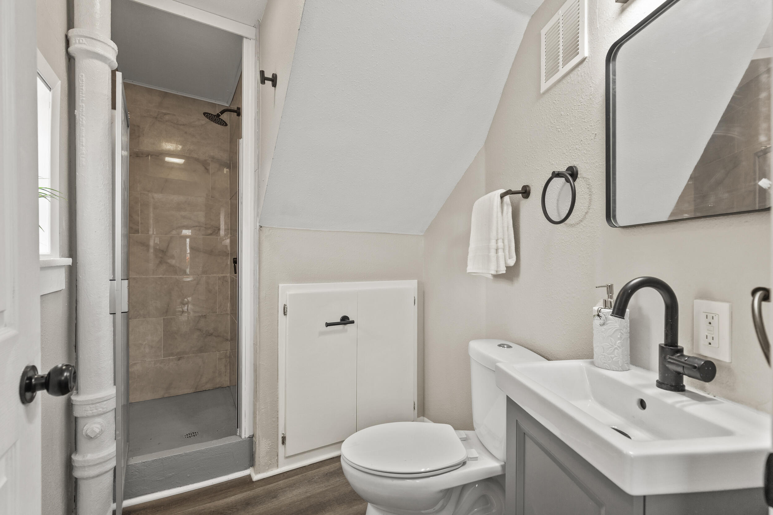 1143 South 23rd Street Manitowoc, WI 54220 - Photo 10 of 28 Modern updates