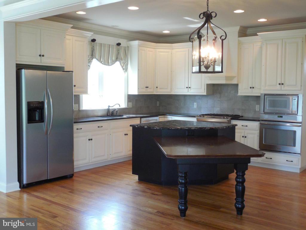 324 Spurrier Drive Lititz, PA 17543 - Photo 2 of 19
