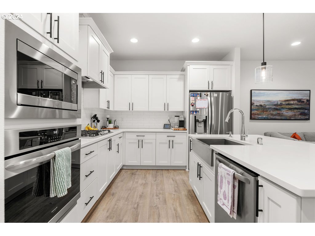 940 South Sevier Road Ridgefield, WA 98642 - Photo 7 of 21 a kitchen with a sink stove and refrigerator