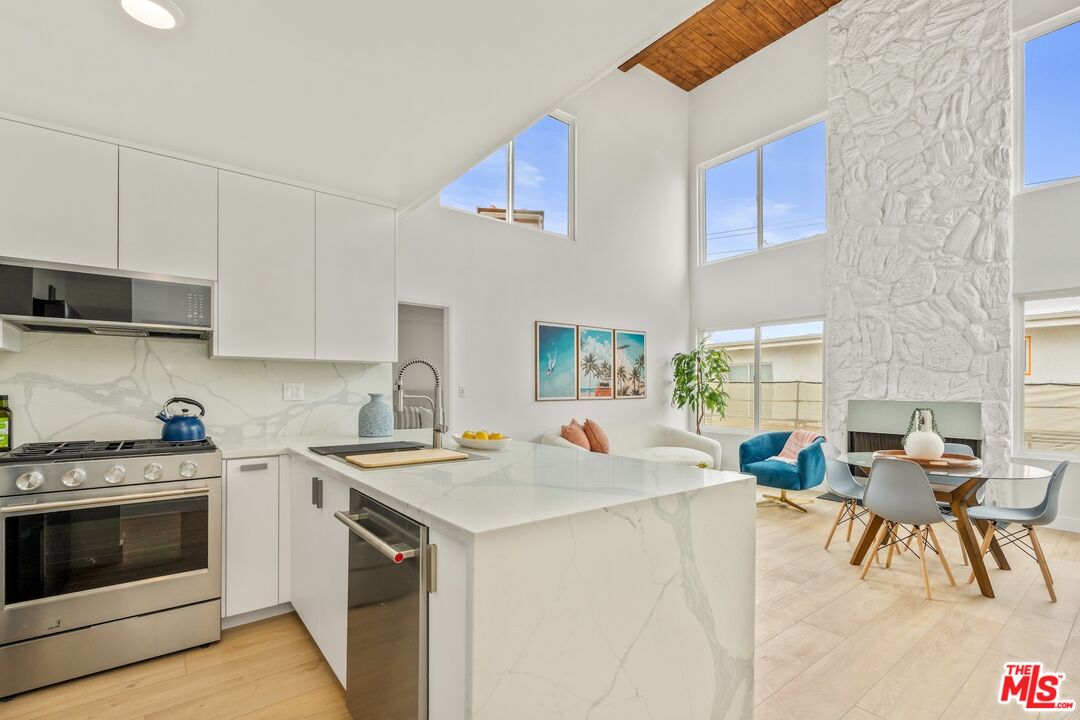 16 Quarterdeck Street, Unit 301 Marina del Rey, CA 90292 - Photo 3 of 30