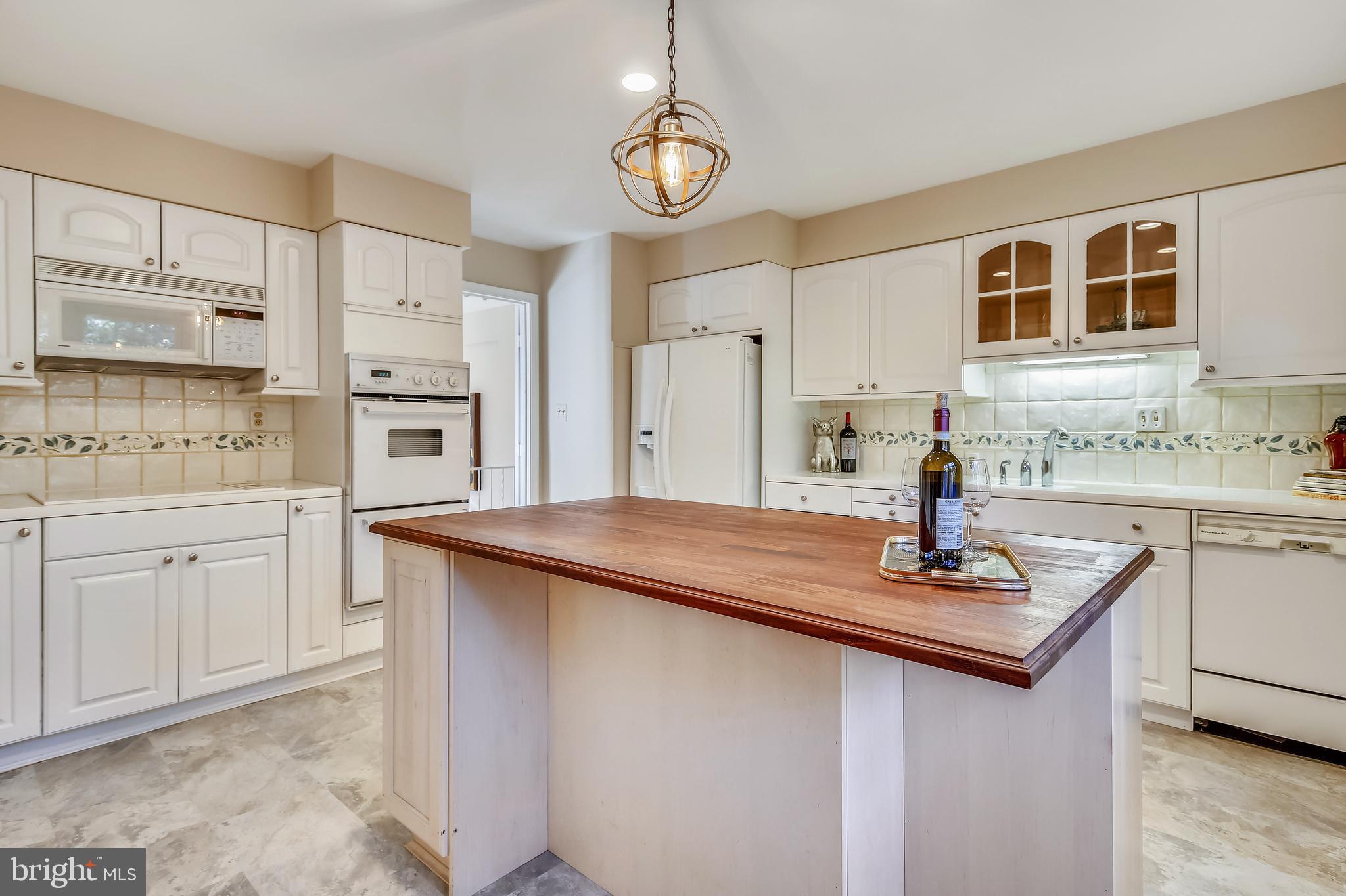 12014 Canter Lane Reston, VA 20191 - Photo 7 of 41 Look, there's room for bar stools!