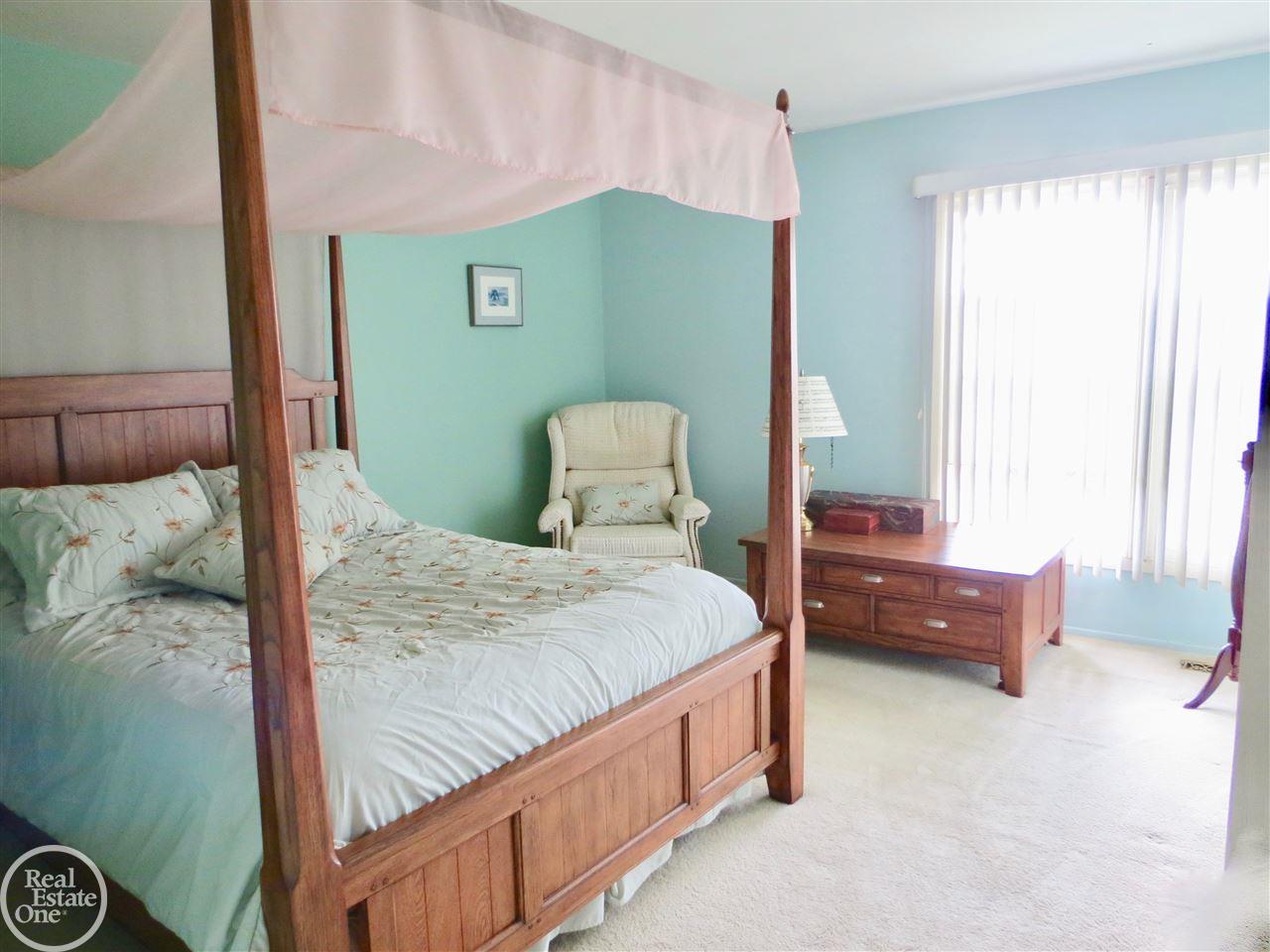 1396 Crescent Lane Rochester, MI 48306 - Photo 18 of 33 31391422-18.JPG
