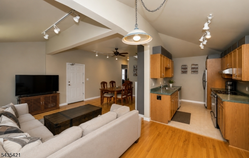 21 Fitzherbert Street Bloomfield, NJ 07003 - Photo 6 of 25