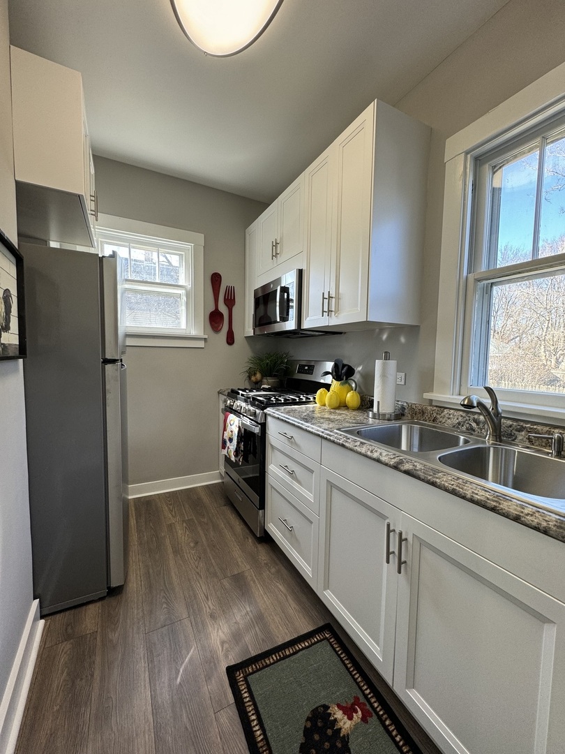 422 Jay Street Elgin, IL 60120 - Photo 7 of 14