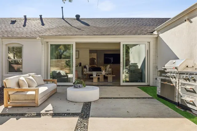 a white bench sitting in a living room