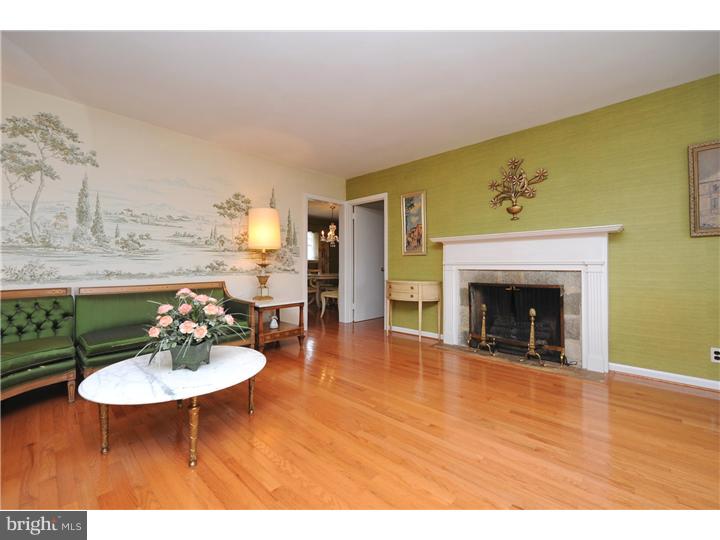 2050 Williamsburg Road Huntingdon Valley, PA 19006 - Photo 4 of 16 Living Room