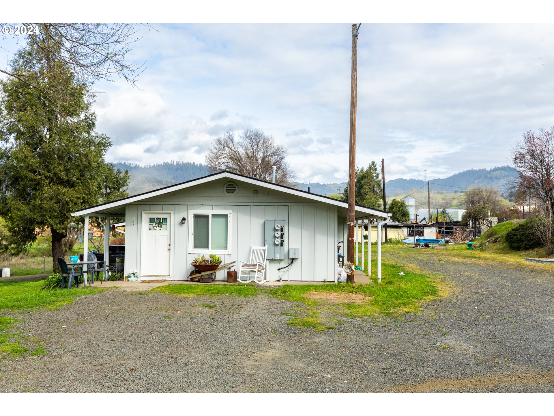 625 East 5th Avenue Riddle, OR 97469 - Photo 3 of 21