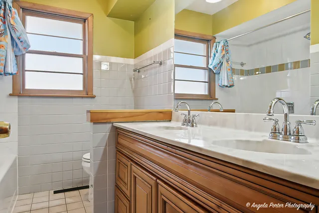 $450,000 | 1913 Rancho Lane, Des Plaines, IL 60016