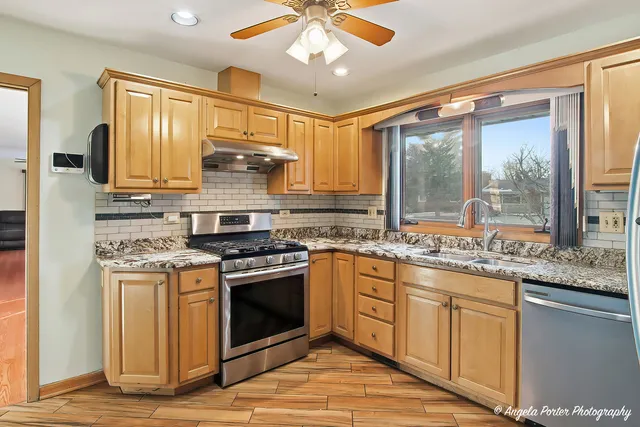 $450,000 | 1913 Rancho Lane, Des Plaines, IL 60016