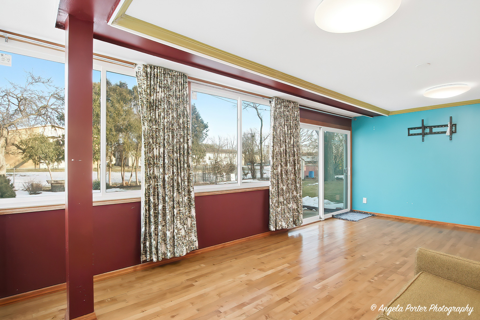 1913 Rancho Lane Des Plaines, IL 60016 - Photo 22 of 36 a view of an empty room with a window