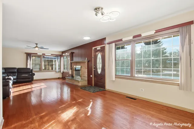 $450,000 | 1913 Rancho Lane, Des Plaines, IL 60016